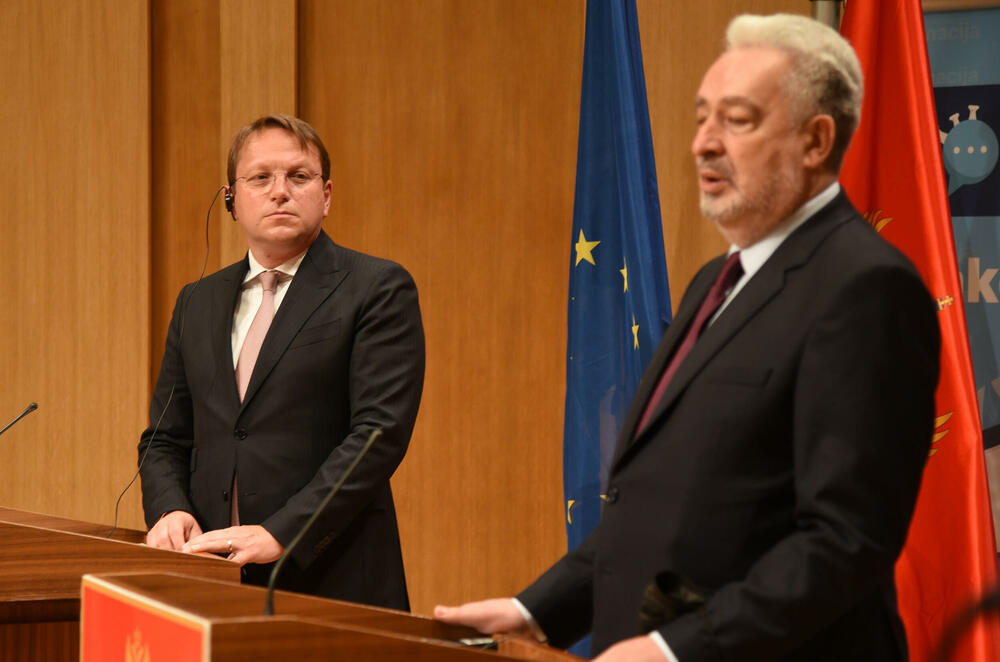 <p>"Vlada nam je tražila pomoć u vezi sa refinansiranjem. Ne mogu reći da li to možemo da uradimo ili ne, mi to razmatramo"</p>