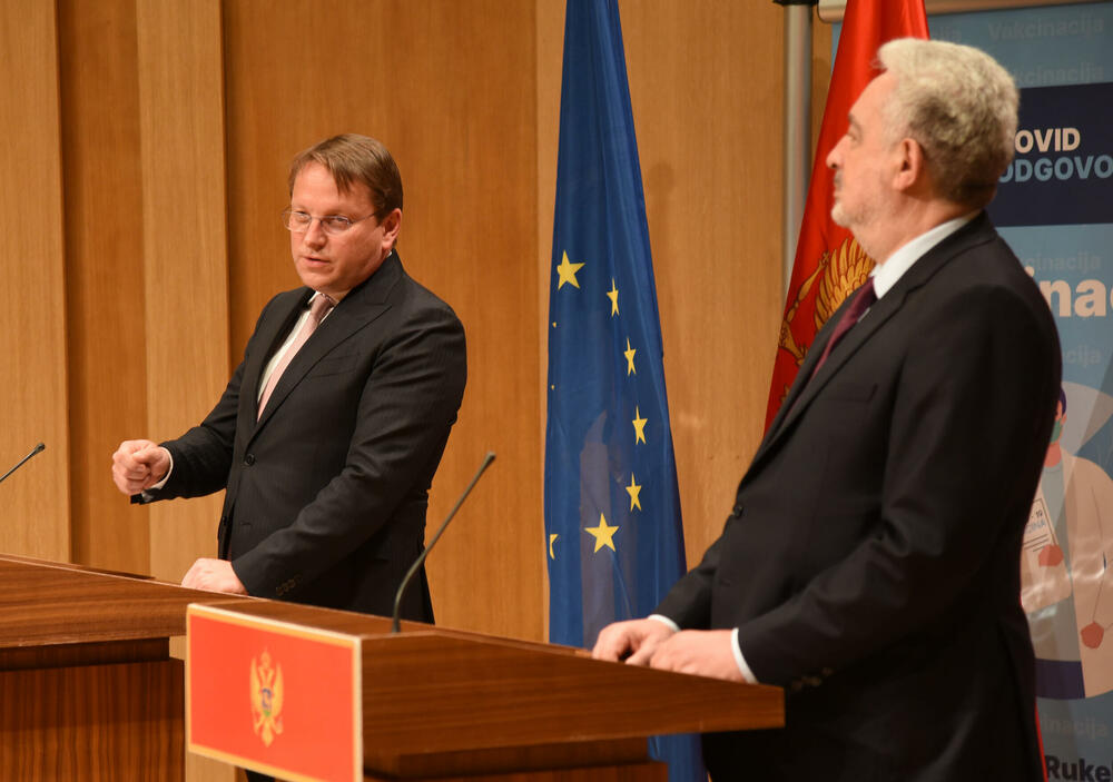 <p>"Vlada nam je tražila pomoć u vezi sa refinansiranjem. Ne mogu reći da li to možemo da uradimo ili ne, mi to razmatramo"</p>