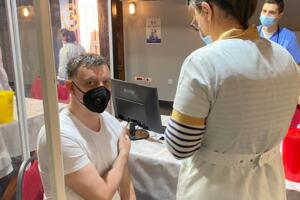 Komnenović primio vakcinu: Ovo je borba za ekonomiju i turističku...