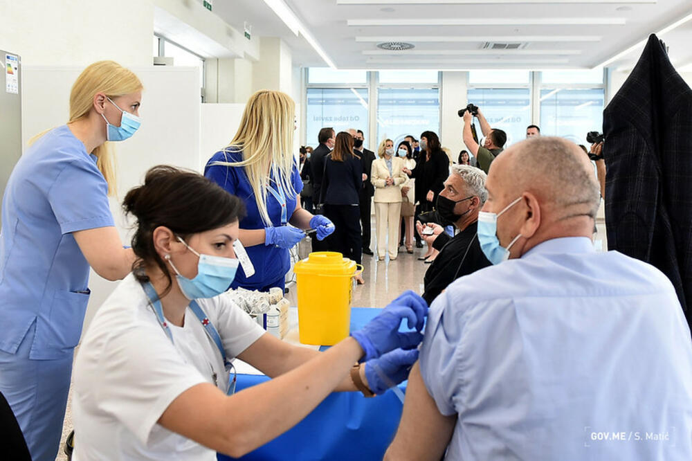 Detalj tokom vakcinacije, Foto: Vlada Crne Gore