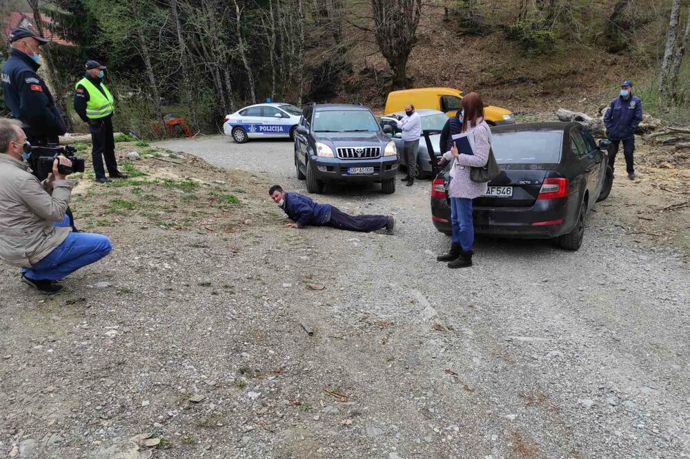 Mještanin Predrag Šćepanović ležeći na putu sprečava prolazak radnika do gradilišta mHE, Foto: Privatna arhiva