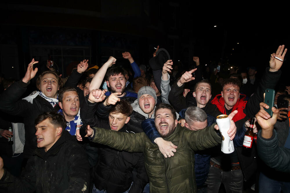 Navijači Čelsija proslavljaju večerašnji uspjeh, Foto: Reuters