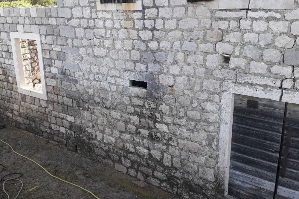 Zid kuće Ilića, Foto: Koalicija Ni lijevo, ni desno. Pravac Novi