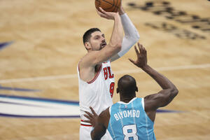 Vučević se vratio i dominirao, Čikago deklasirao Šarlot