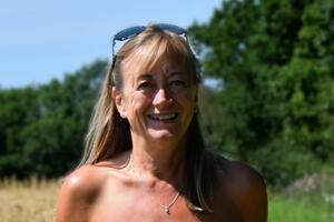 Gola šetnja - uživanje u prirodi tokom izolacije bez odjeće