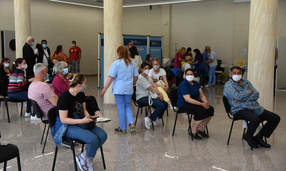 <p>Tokom prva četiri dana od početka masovne vakcinacije date su 37.172 doze vakcina</p>