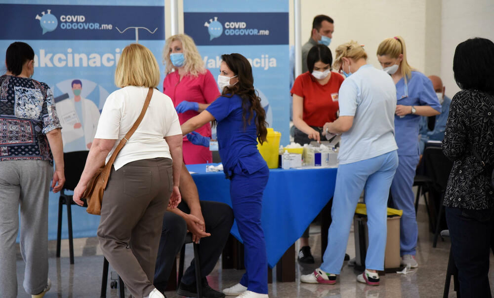 <p>Tokom prva četiri dana od početka masovne vakcinacije date su 37.172 doze vakcina</p>