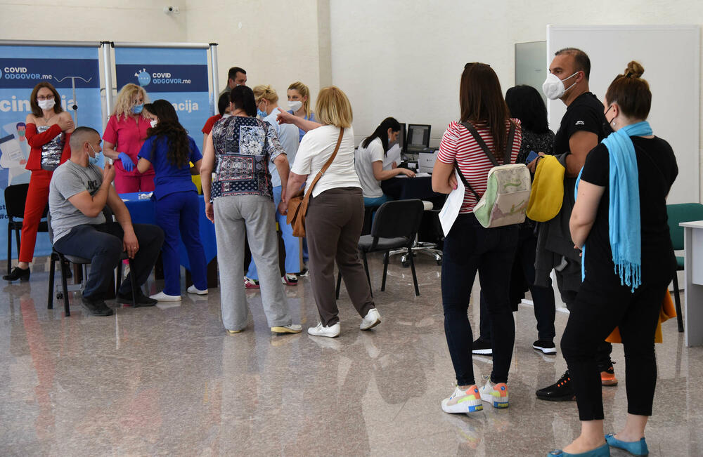 <p>Tokom prva četiri dana od početka masovne vakcinacije date su 37.172 doze vakcina</p>