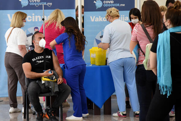 U Crnoj Gori dato više od 304,6 hiljada doza vakcina
