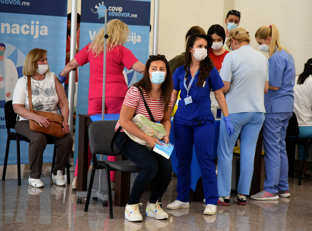 <p>Tokom prva četiri dana od početka masovne vakcinacije date su 37.172 doze vakcina</p>