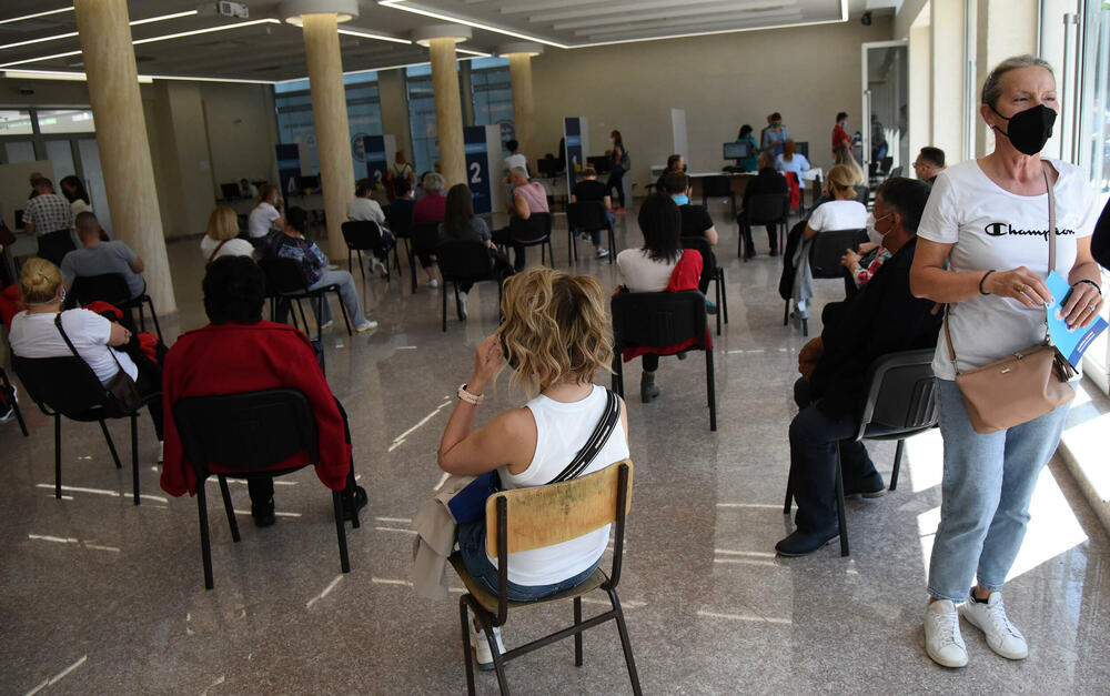 <p>Tokom prva četiri dana od početka masovne vakcinacije date su 37.172 doze vakcina</p>