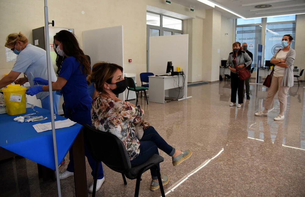 <p>Tokom prva četiri dana od početka masovne vakcinacije date su 37.172 doze vakcina</p>