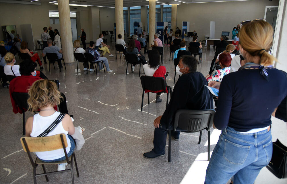 <p>Tokom prva četiri dana od početka masovne vakcinacije date su 37.172 doze vakcina</p>