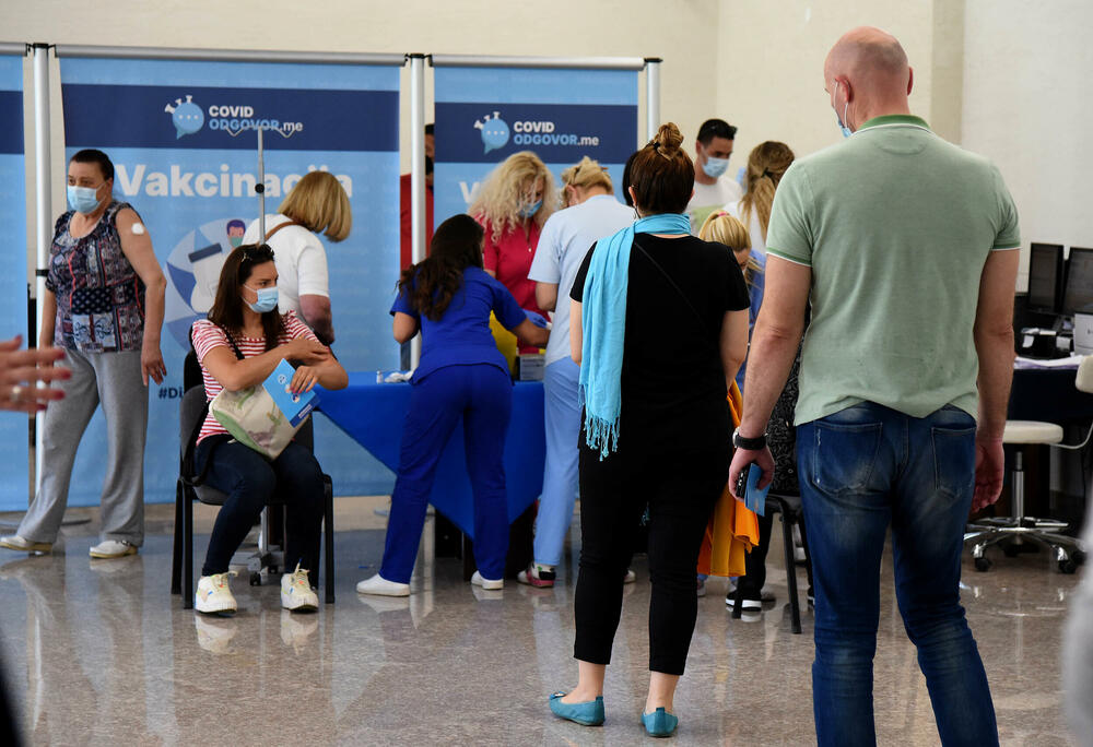 <p>Tokom prva četiri dana od početka masovne vakcinacije date su 37.172 doze vakcina</p>