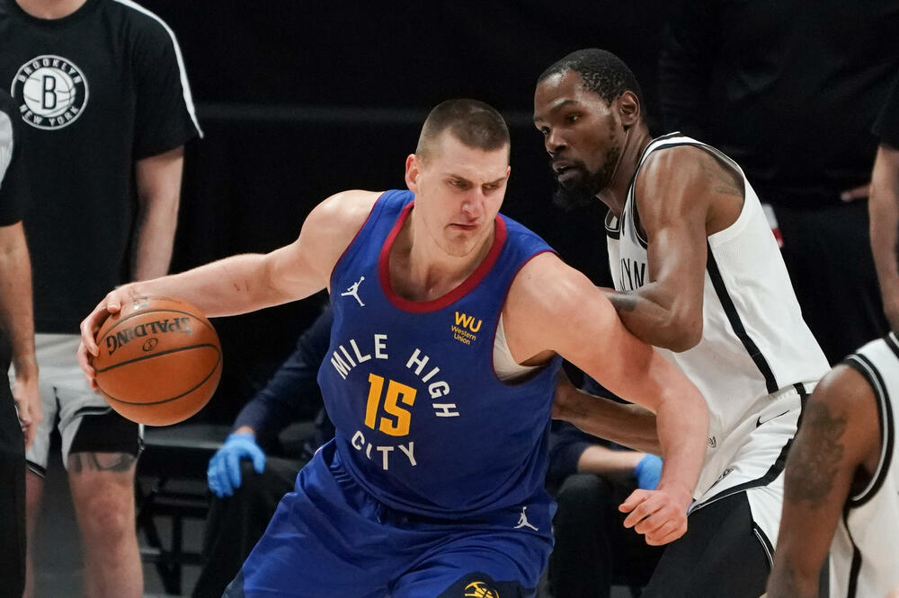 Jokić u duelu sa Durentom, Foto: Reuters