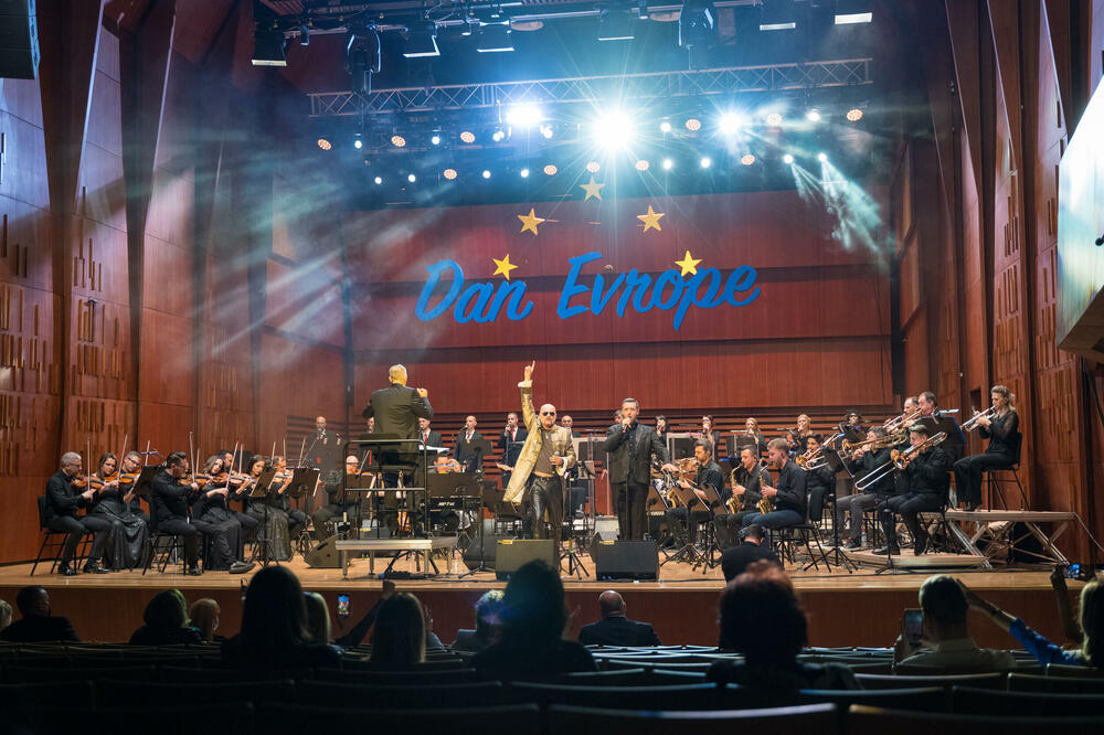 U skladu sa epidemiološkim mjerama, u publici u Muzičkom centru je značajno bio ograničen broj mjesta. Delegacija Evropske unije u Crnoj Gori odlučila je da ulaznice za ovaj jedinstveni koncert pokloni medicinskim radnicima., Foto: EU Info Centar