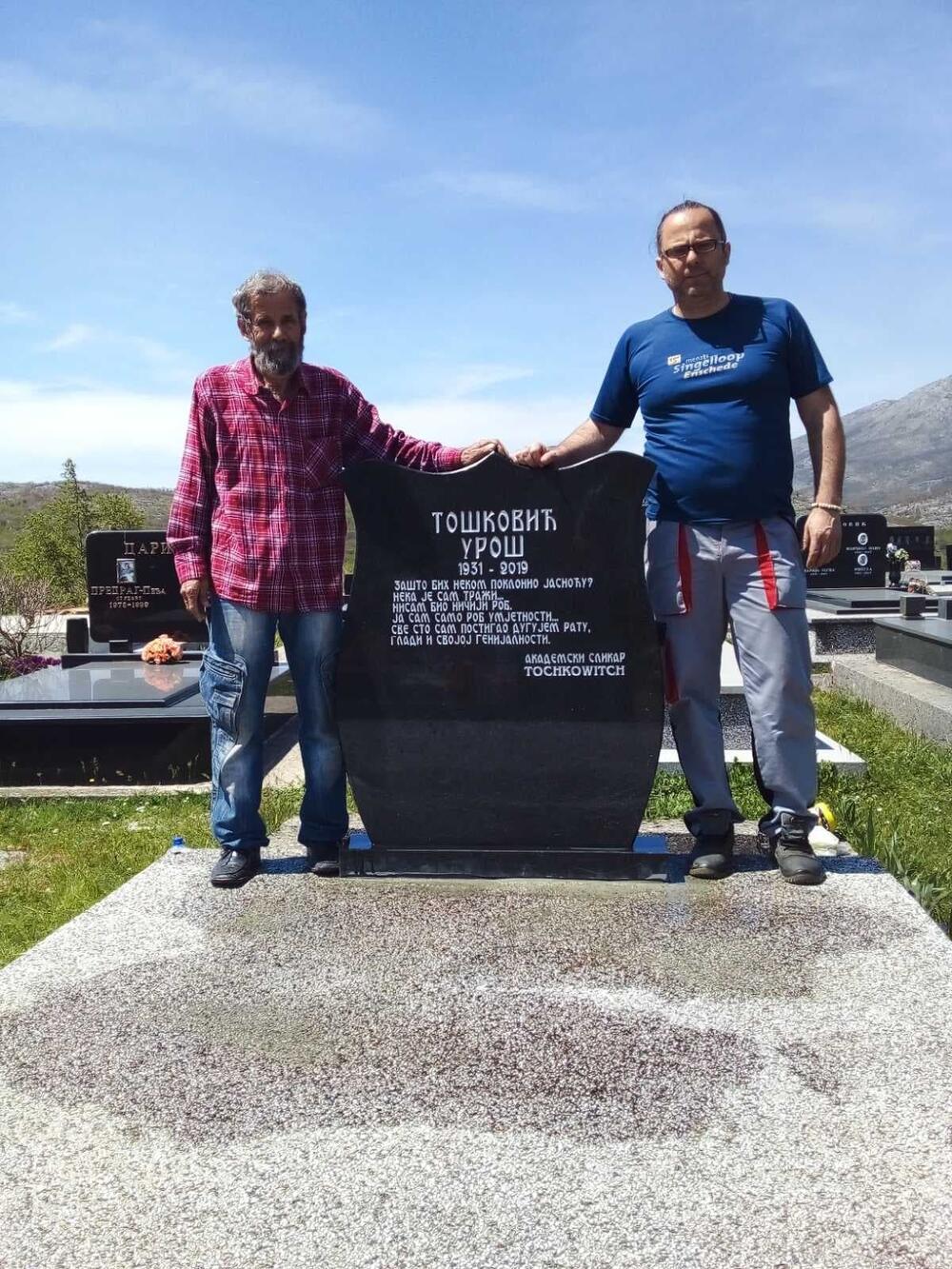 Ljubiša Tošković i njegov sin na postavljanju nadgrobne ploče Urošu Toškoviću