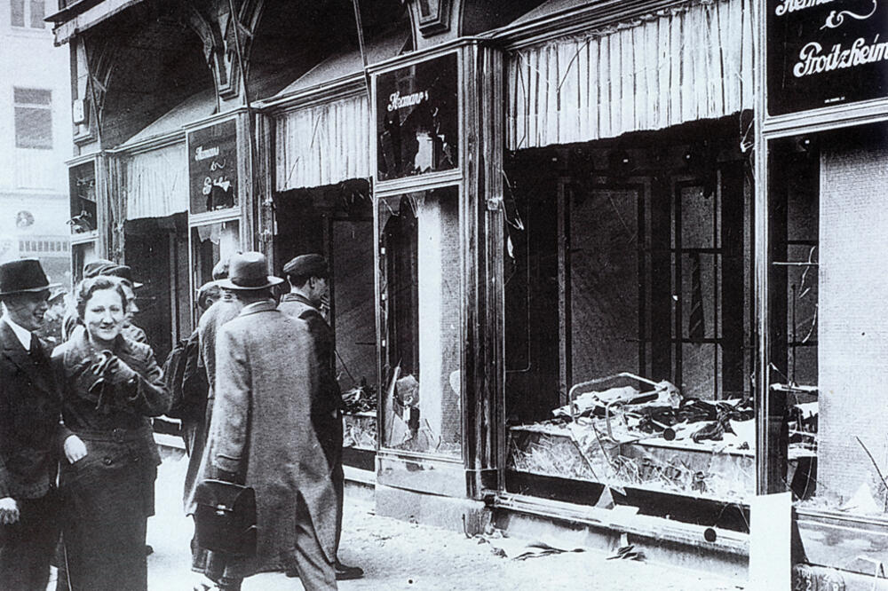 Polomljen izlog jedne jevreske radnje u Berlinu, Foto: Getty Images