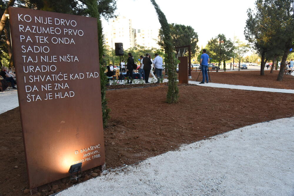 Park na Bulevaru Mihaila Lalića u naselju Blok V posvećen nedavno preminulom jugoslovenskom kantautoru Đorđu Balaševiću, Foto: Savo Prelević