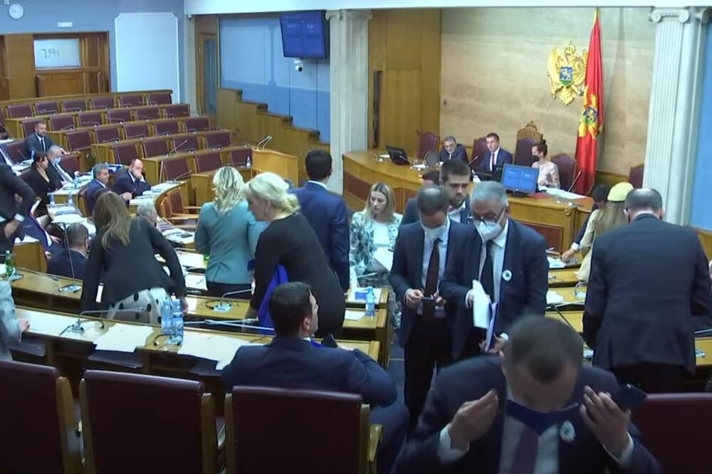 Poslanici opozicije napuštaju zasjedanje, Foto: Skupština Crne Gore