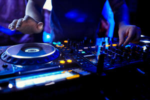 Budva: "Hide Club" kažnjen sa 2.500 eura zbog nastupa DJ-eva