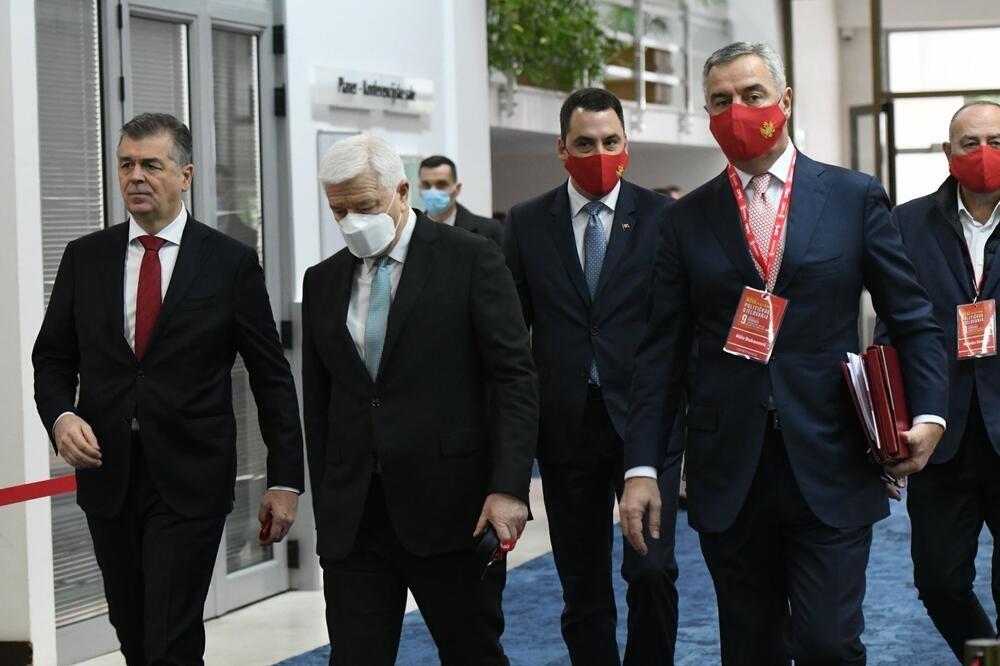 : Politika DPS-a vidljiva kroz Patriotsko-komitski savez: Đukanović sa partijskim kolegama, Foto: Savo Prelević