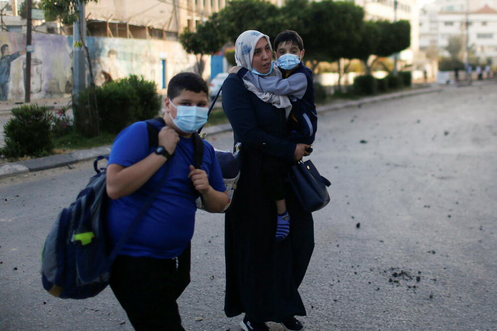 Evakuacija stanovnika u Gazi nakon što je Izrael najavio da će gađati stambenu zgradu u kojoj su prostorije Hamasa, Foto: Rojters