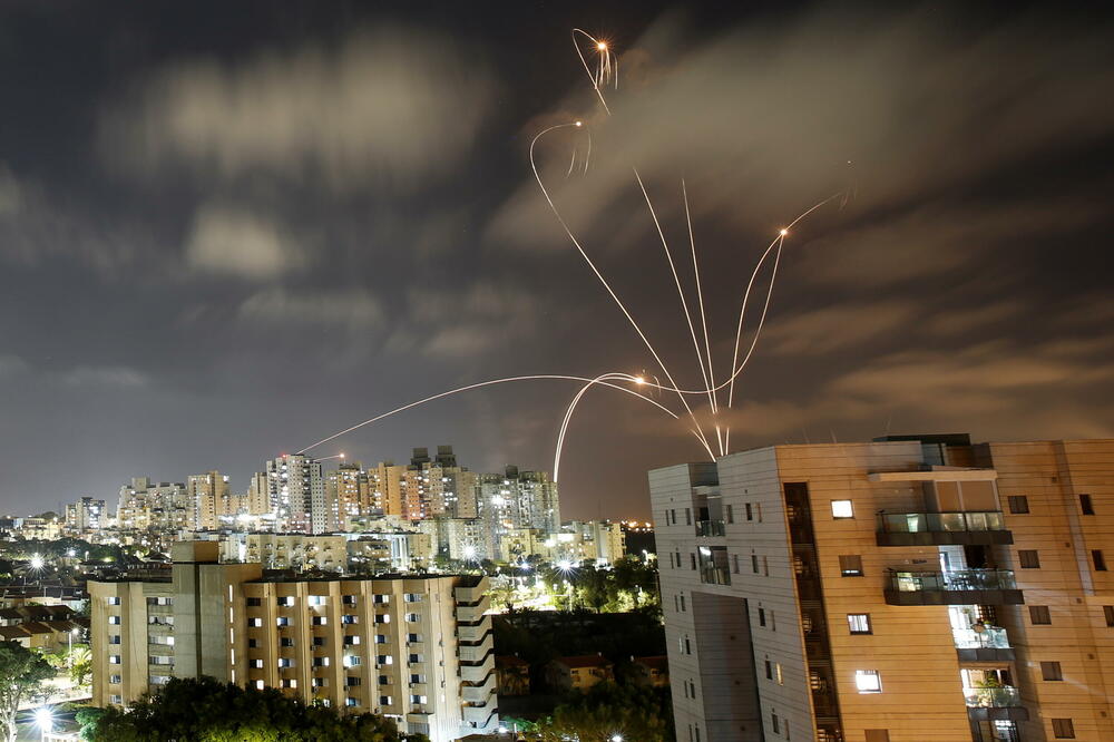 Sistem vazdušne kupole presrijeće raketu ispaljenu iz Gaze: Nebo iznad izraelskog grada Aškelona, Foto: Reuters