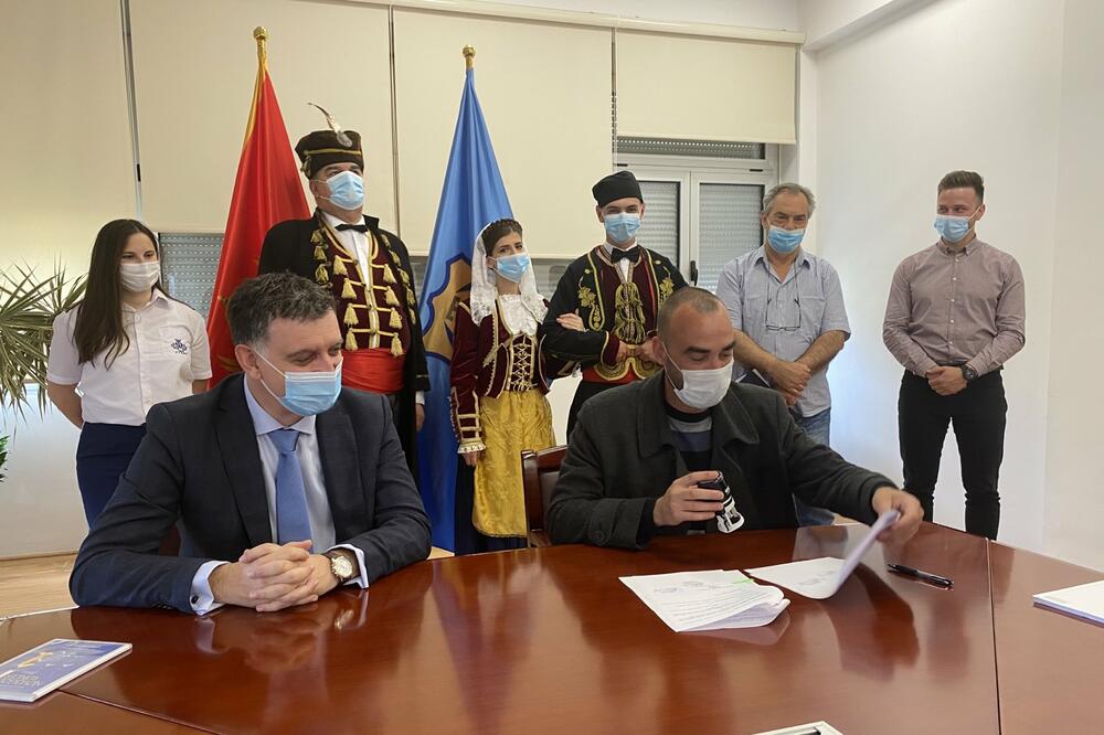 Sa potpisivanja ugovora sa NVO, Foto: Opština Tivat