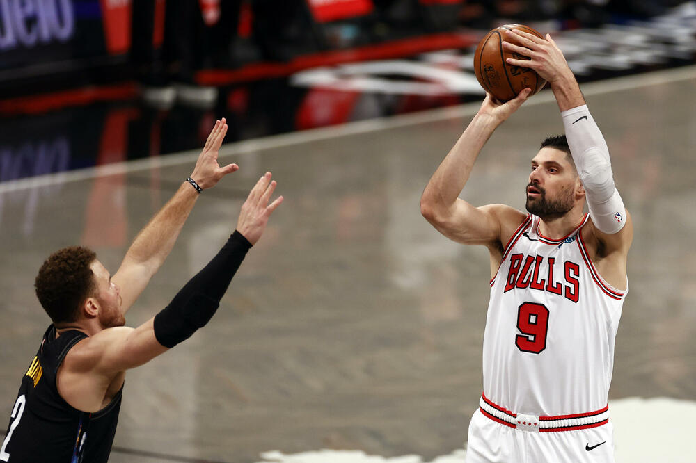 Vučević šutira preko Grifina iz Netsa, Foto: AP