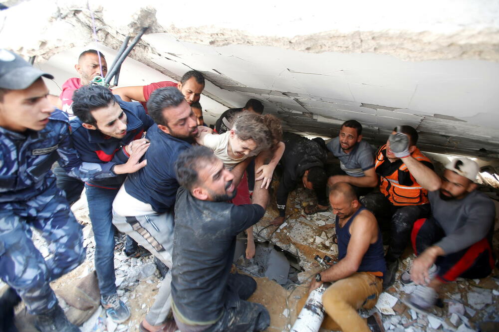 Spasioci izvlače šestogodišnju djevojčicu iz ruševina zgrade pogođene u Gaz, Foto: Rojters