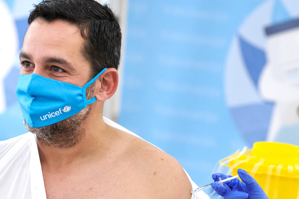 Santander prima vakcinu, Foto: Unicef CG/Duško Miljanić