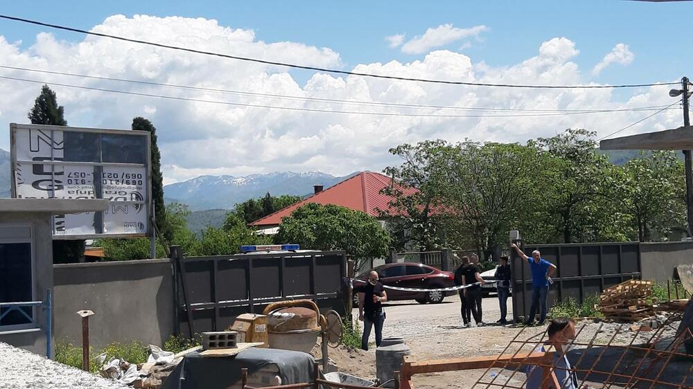 <p>"Ekipe Zavoda za hitnu medicinsku pomoć su u rekordnom roku izašle na lice mjesta i radnike sa lica mjesta zbrinuli u smislu pružanja prve pomoći i transportovali ih prema urgentnom centru“, kazao je novinarima Suad Numanović, direktor Zavoda</p>