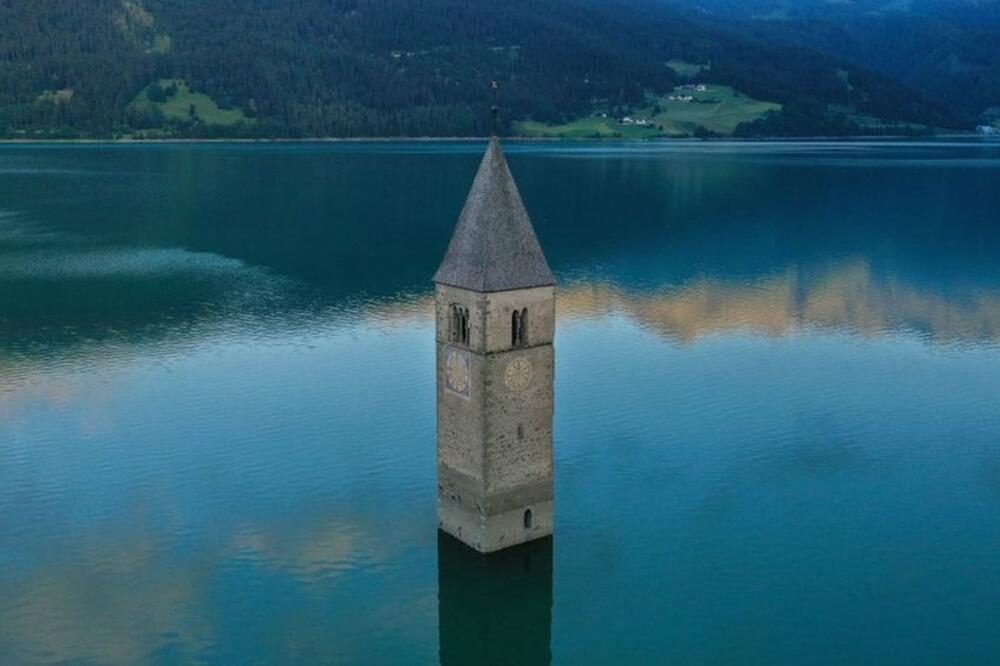 Prepoznatljivi zvonik izranja iu ledenih voda, Foto: AFP