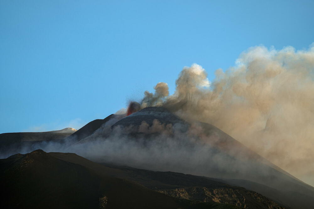 Snažne eksplozije iz grotla vulkana, Foto: Reuters