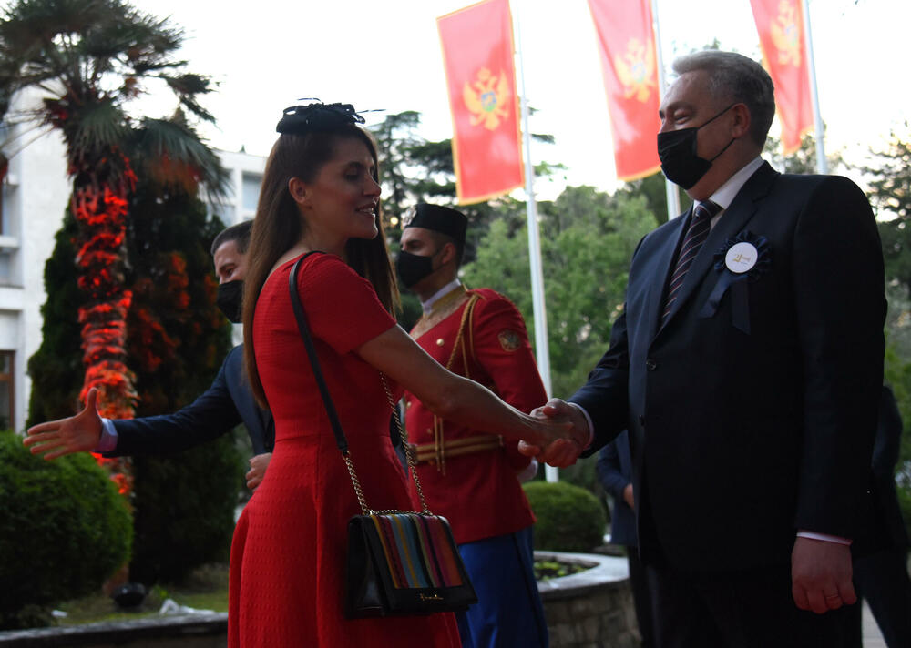 <p>Predsjednici Vlade i Skupštine, Zdravko Krivokapić i Aleksa Bečić, organizovali su večeras u Vili Gorica prijem povodom 21. maja - Dana nezavisnosti. Pogledajte fotografije koje je zabilježio fotoreporter Vijesti Boris Pejović.</p>