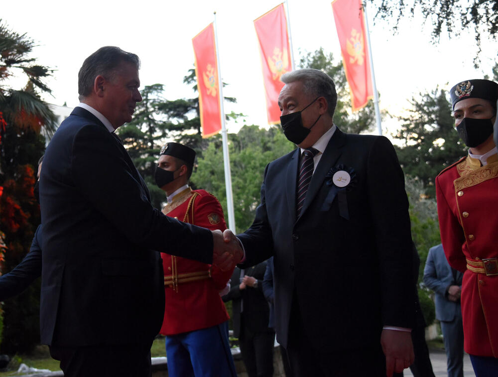 <p>Predsjednici Vlade i Skupštine, Zdravko Krivokapić i Aleksa Bečić, organizovali su večeras u Vili Gorica prijem povodom 21. maja - Dana nezavisnosti. Pogledajte fotografije koje je zabilježio fotoreporter Vijesti Boris Pejović.</p>