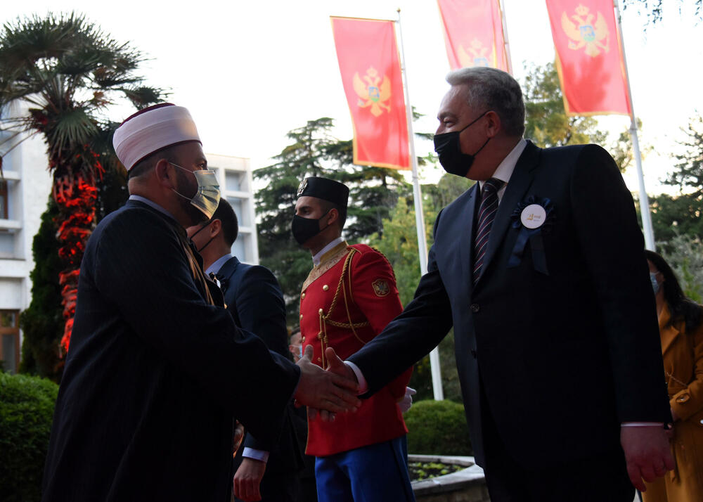 <p>Predsjednici Vlade i Skupštine, Zdravko Krivokapić i Aleksa Bečić, organizovali su večeras u Vili Gorica prijem povodom 21. maja - Dana nezavisnosti. Pogledajte fotografije koje je zabilježio fotoreporter Vijesti Boris Pejović.</p>