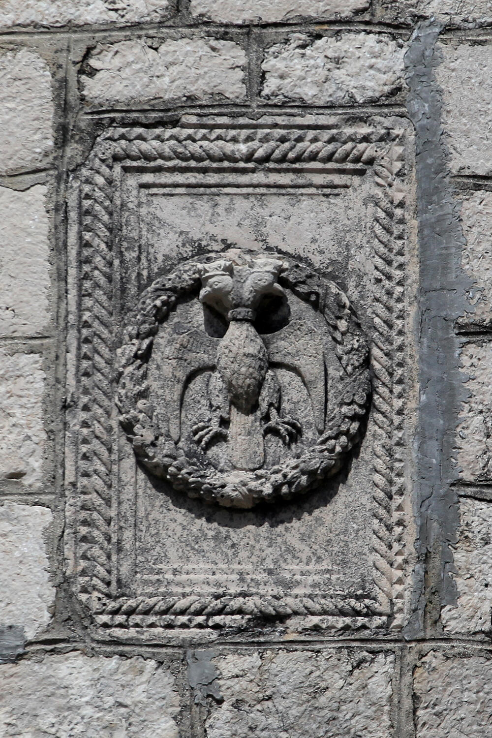 Grb sa starog manastira Crnojevića na Ćipuru