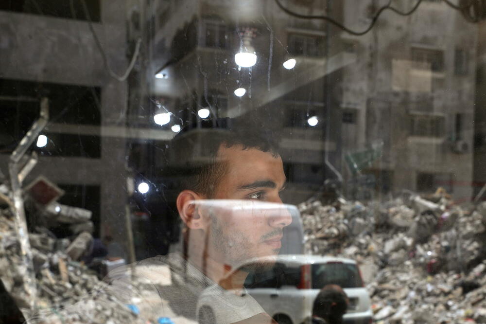 Palestinac na ostacima zgrade u Gazi, Foto: Reuters