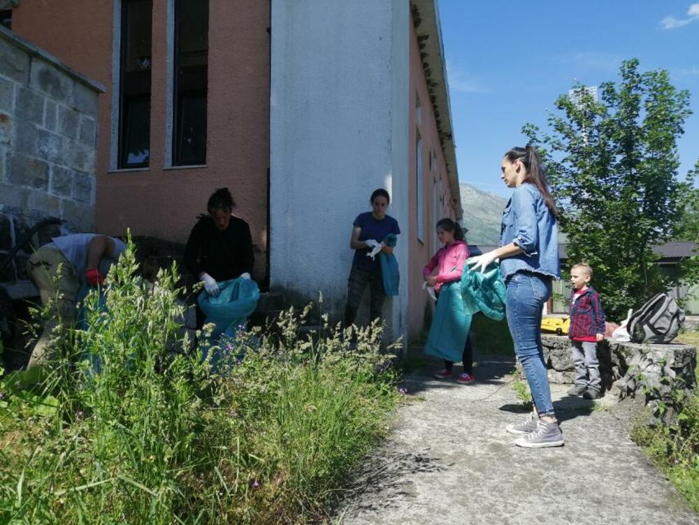 <p>Građani se u Podgorici okupili na dvije lokacije - kod knjižare Karver i na Ljuboviću</p>