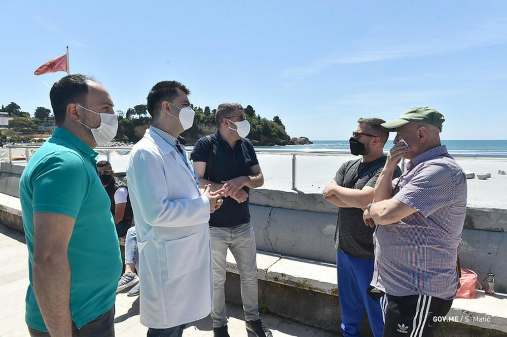 Galić sa građanima, Foto: Vlada Crne Gore