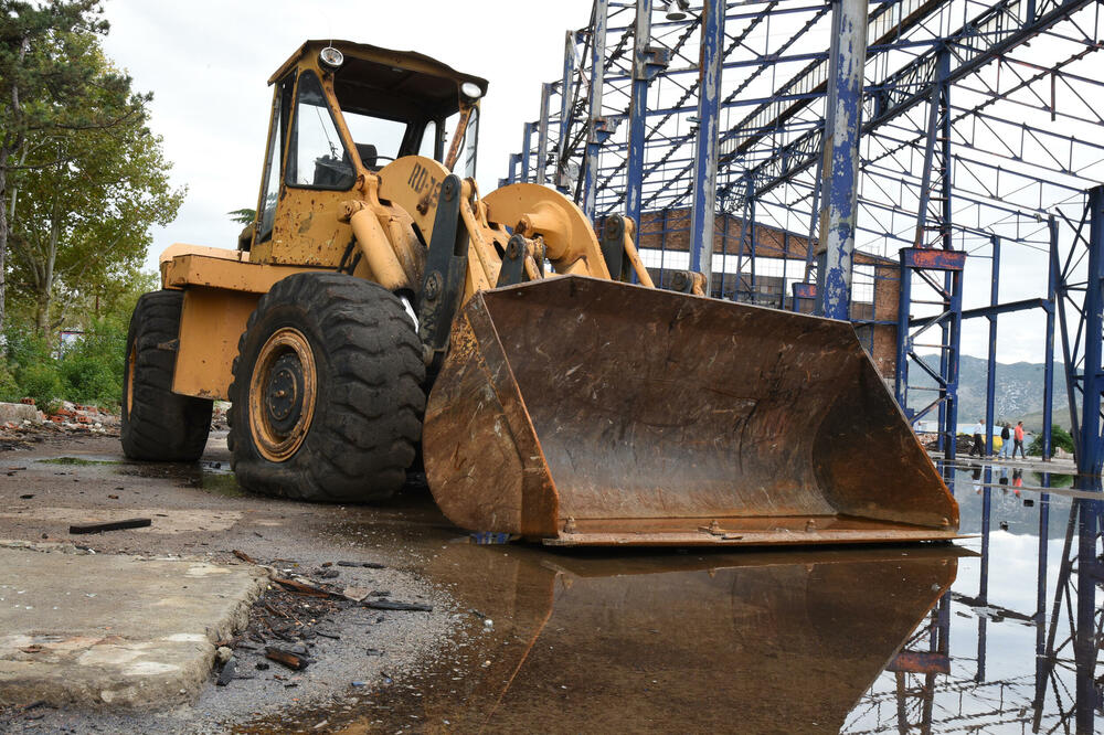 Mašine “Radoja Dakića” su rušile firmu koju su gradile, Foto: Savo Prelević