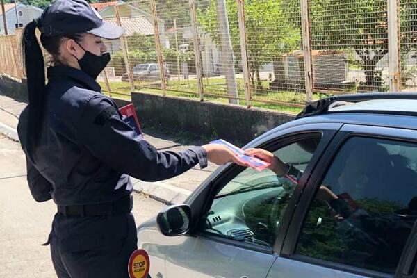 Policajci dijele brošure o važnosti vakcinacije: "Vrijeme da se...