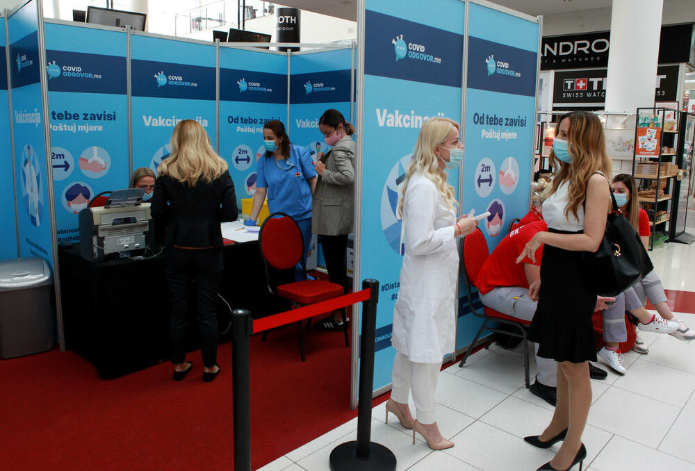 <p>Novi vakcinalni punkt u šoping centru Delta siti otvoren je danas. Strategija Ministarstva zdravlja bila je da ovaj punkt privuče i mlađe građane kako bi se vakcinisali. Kroz šoping centar dnevno prođe od 12.000 do 15.000 građana, a svuda u svijetu ovo se pokazalo kao pozitivan trend. Na novootvorenom punktu biće dostupna vakcine Sinofram i AstraZeneka. Otvaranju punkta prisustvovali su ministarka zdravlja Jelena Borovinić Bojović, šefica Delegacije EU Oana Kristina Popa i direktor Doma zdravlja Podgorica Danilo Jokić.</p>