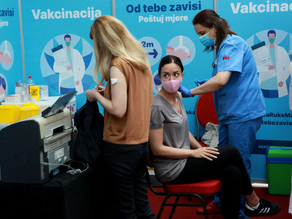 <p>Novi vakcinalni punkt u šoping centru Delta siti otvoren je danas. Strategija Ministarstva zdravlja bila je da ovaj punkt privuče i mlađe građane kako bi se vakcinisali. Kroz šoping centar dnevno prođe od 12.000 do 15.000 građana, a svuda u svijetu ovo se pokazalo kao pozitivan trend. Na novootvorenom punktu biće dostupna vakcine Sinofram i AstraZeneka. Otvaranju punkta prisustvovali su ministarka zdravlja Jelena Borovinić Bojović, šefica Delegacije EU Oana Kristina Popa i direktor Doma zdravlja Podgorica Danilo Jokić.</p>