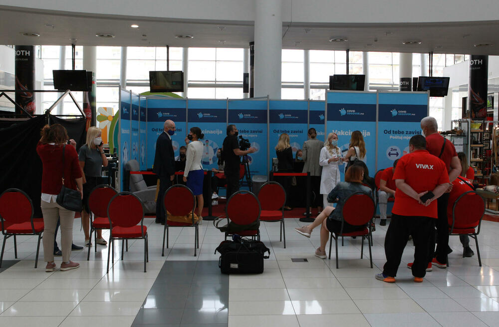 <p>Novi vakcinalni punkt u šoping centru Delta siti otvoren je danas. Strategija Ministarstva zdravlja bila je da ovaj punkt privuče i mlađe građane kako bi se vakcinisali. Kroz šoping centar dnevno prođe od 12.000 do 15.000 građana, a svuda u svijetu ovo se pokazalo kao pozitivan trend. Na novootvorenom punktu biće dostupna vakcine Sinofram i AstraZeneka. Otvaranju punkta prisustvovali su ministarka zdravlja Jelena Borovinić Bojović, šefica Delegacije EU Oana Kristina Popa i direktor Doma zdravlja Podgorica Danilo Jokić.</p>