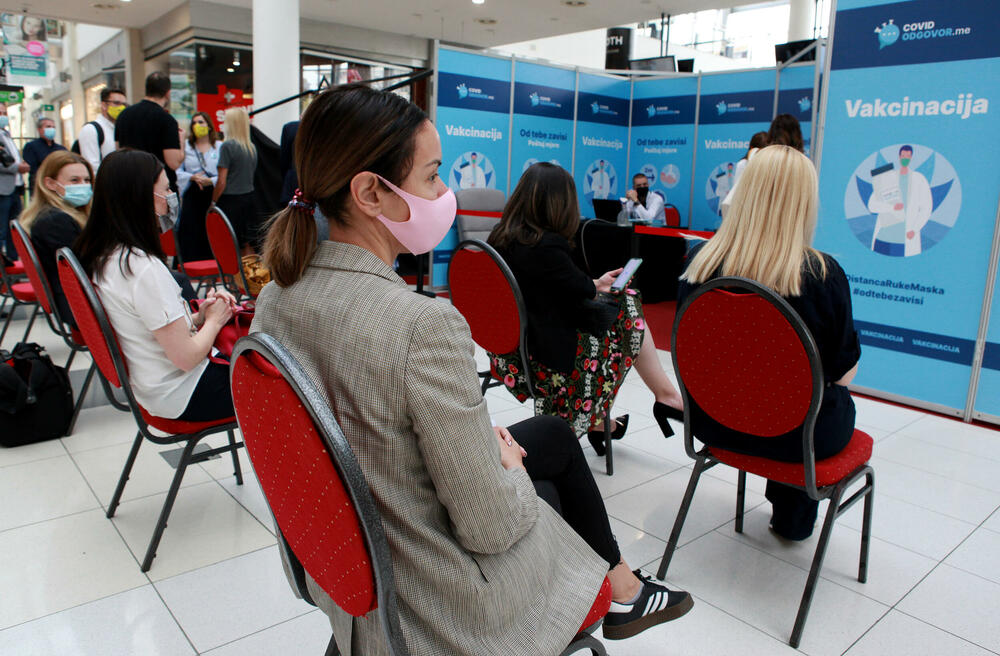 <p>Novi vakcinalni punkt u šoping centru Delta siti otvoren je danas. Strategija Ministarstva zdravlja bila je da ovaj punkt privuče i mlađe građane kako bi se vakcinisali. Kroz šoping centar dnevno prođe od 12.000 do 15.000 građana, a svuda u svijetu ovo se pokazalo kao pozitivan trend. Na novootvorenom punktu biće dostupna vakcine Sinofram i AstraZeneka. Otvaranju punkta prisustvovali su ministarka zdravlja Jelena Borovinić Bojović, šefica Delegacije EU Oana Kristina Popa i direktor Doma zdravlja Podgorica Danilo Jokić.</p>