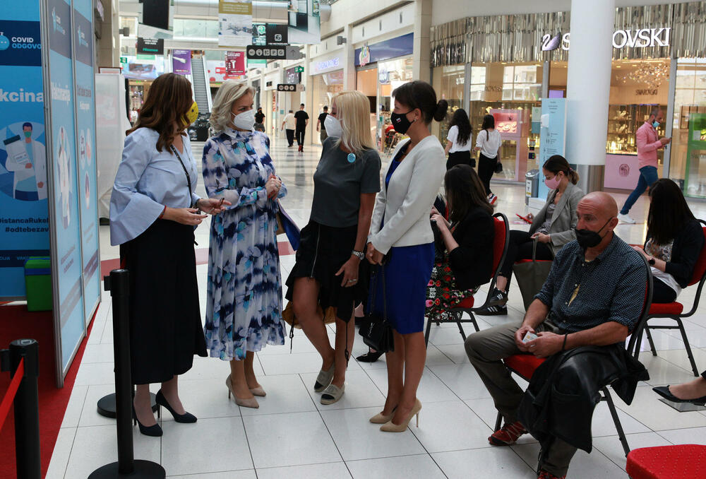 <p>Novi vakcinalni punkt u šoping centru Delta siti otvoren je danas. Strategija Ministarstva zdravlja bila je da ovaj punkt privuče i mlađe građane kako bi se vakcinisali. Kroz šoping centar dnevno prođe od 12.000 do 15.000 građana, a svuda u svijetu ovo se pokazalo kao pozitivan trend. Na novootvorenom punktu biće dostupna vakcine Sinofram i AstraZeneka. Otvaranju punkta prisustvovali su ministarka zdravlja Jelena Borovinić Bojović, šefica Delegacije EU Oana Kristina Popa i direktor Doma zdravlja Podgorica Danilo Jokić.</p>