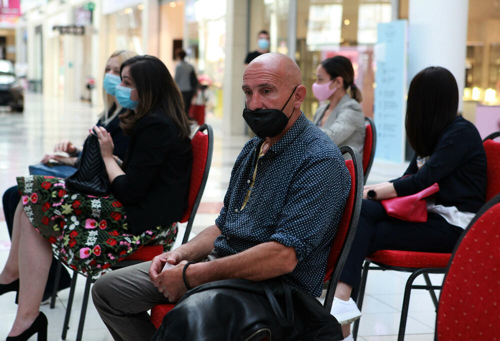 <p>Novi vakcinalni punkt u šoping centru Delta siti otvoren je danas. Strategija Ministarstva zdravlja bila je da ovaj punkt privuče i mlađe građane kako bi se vakcinisali. Kroz šoping centar dnevno prođe od 12.000 do 15.000 građana, a svuda u svijetu ovo se pokazalo kao pozitivan trend. Na novootvorenom punktu biće dostupna vakcine Sinofram i AstraZeneka. Otvaranju punkta prisustvovali su ministarka zdravlja Jelena Borovinić Bojović, šefica Delegacije EU Oana Kristina Popa i direktor Doma zdravlja Podgorica Danilo Jokić.</p>